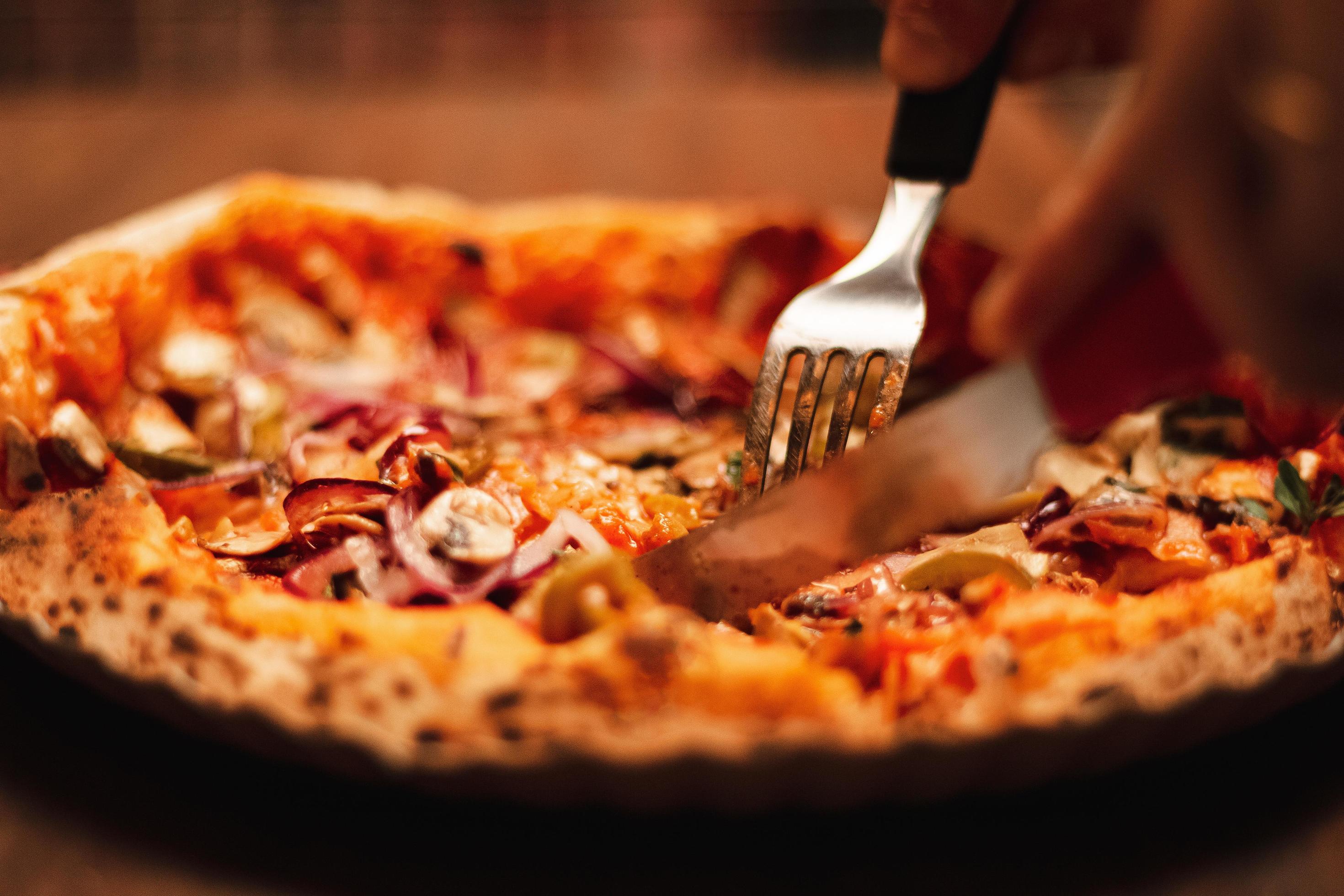 Pizza tagliata al tavolo